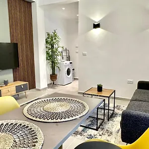 Cool One-bedroom Limeapartment With Balcony In דירה
